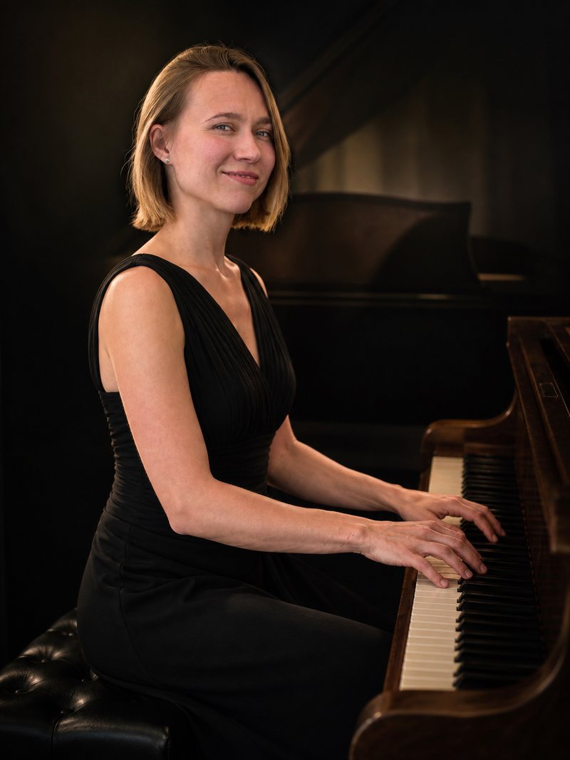 Dina Pysarenko at the piano